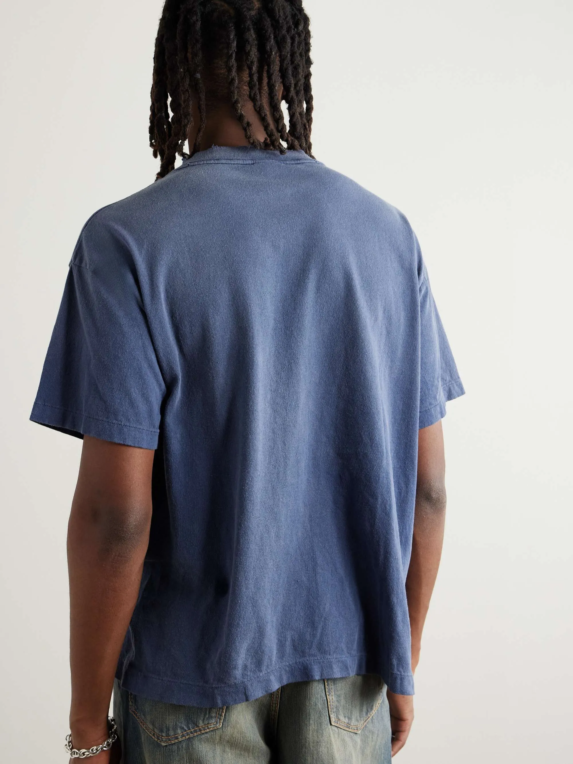 SAINT Mxxxxxx × Ghost in the Shell GS_SS TEE/GST IN THE SHELL/NVY Ghost in the Shell co-branded distressed short-sleeves White-haired plain character TEE Washed blue S-XL Look for the cylindrical fabric with no side seams. The open width is almost meaningless Asut ready-made garments dyed The whole piece is sprayed with horsetail. The collar and cuffs are faded. The collar and cuffs are frayed. Many hangings are worn. The oversized printing position restores the authenticity level. Customized joint main mark/wash mark/with little angel anti-counterfeiting mark